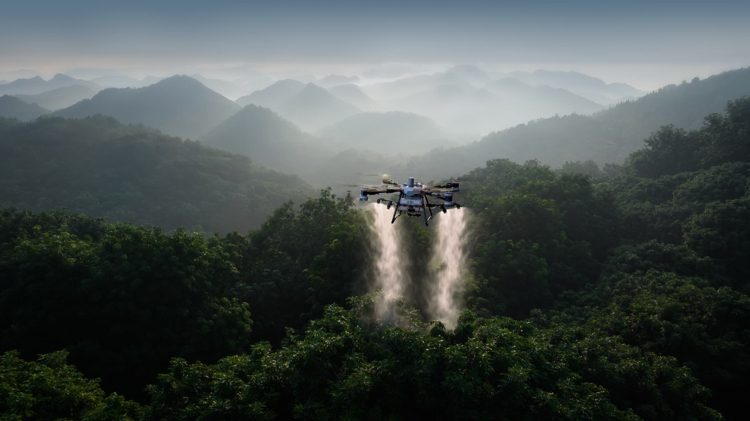 Sisli dağlar üzerinde uçan zirai ilaçlama dronu