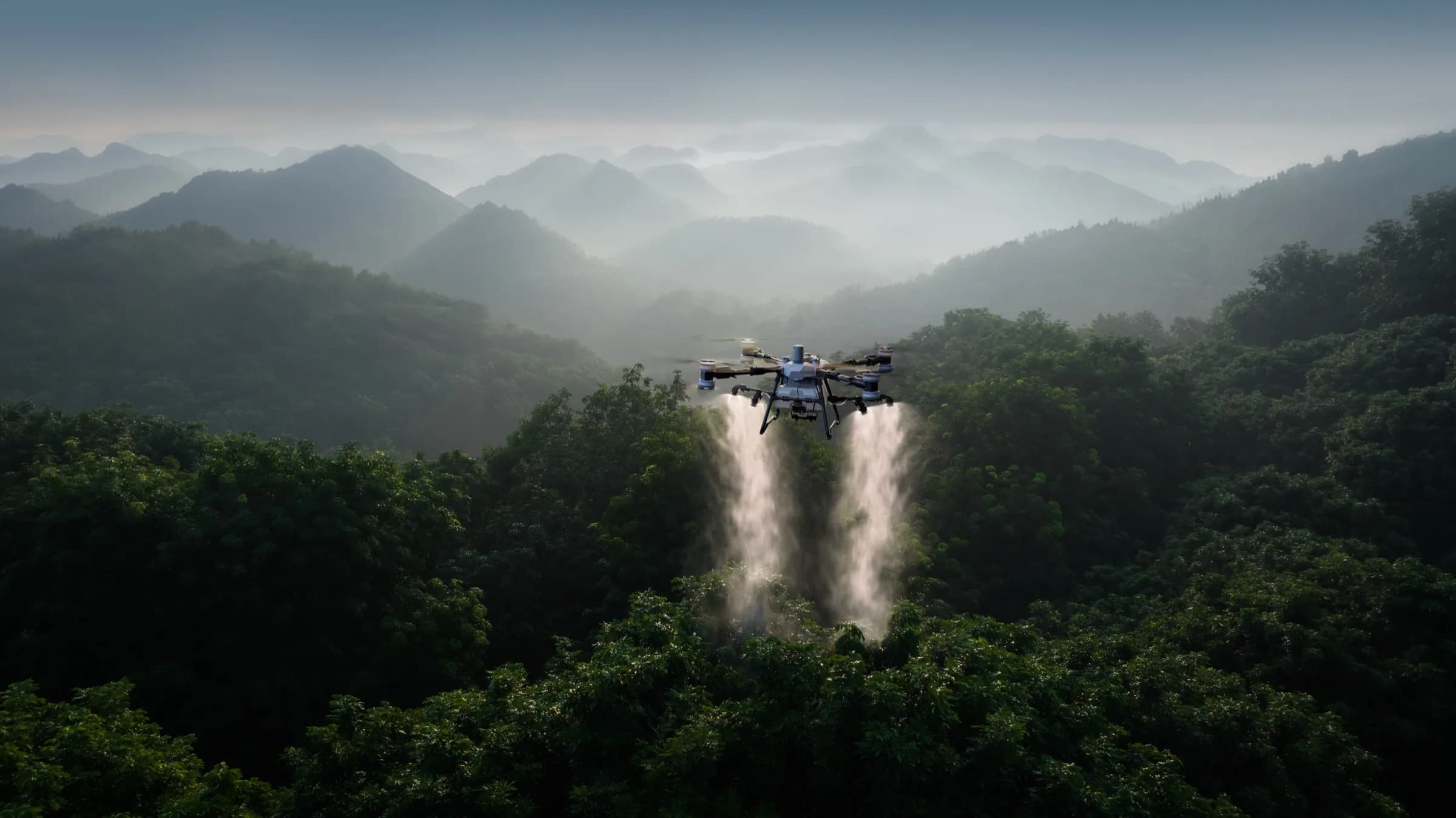 Sisli dağlar üzerinde uçan zirai ilaçlama dronu