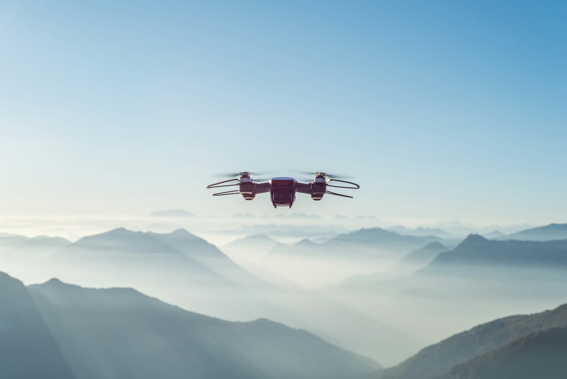 Dağların üzerinde uçan bir dron