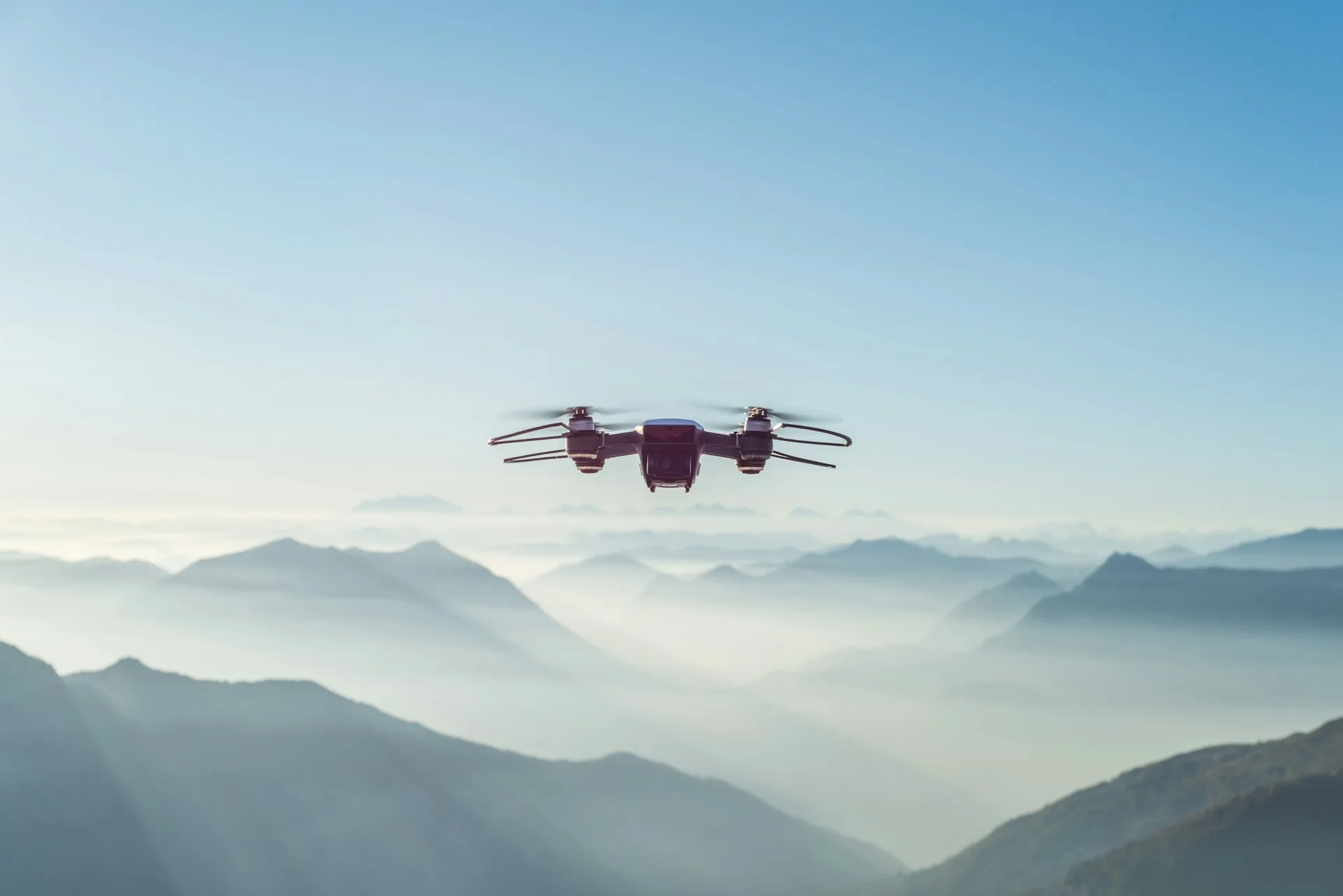 Dağların üzerinde uçan bir dron